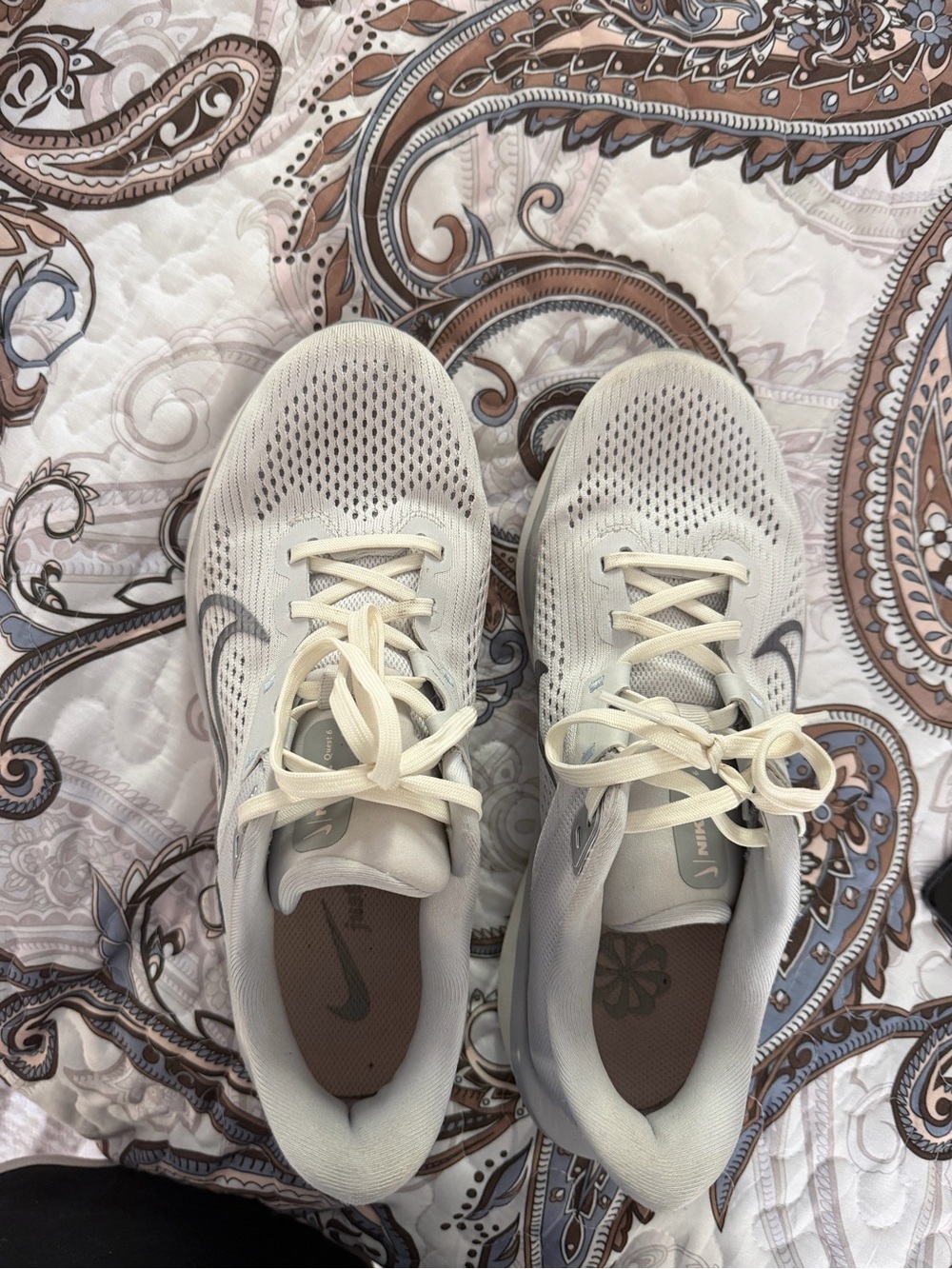 Nike Women’s Running Shoes — Cream/Light Gray